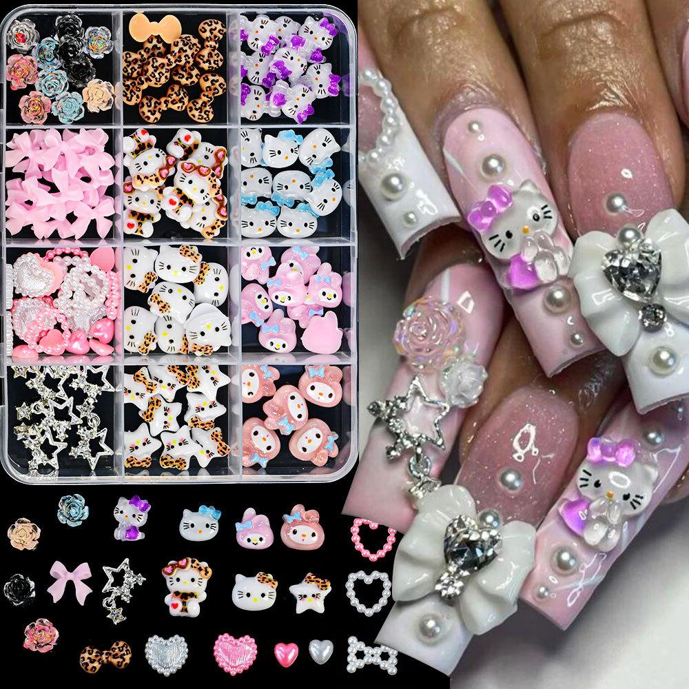 thumbnail image 1 of Caja de 12 rejillas con diseño de gato Kt, accesorios para uñas con forma de cabeza de gato de dibujos animados, lazo de perla, piruleta de oso, decoración de uñas, 1 of 7