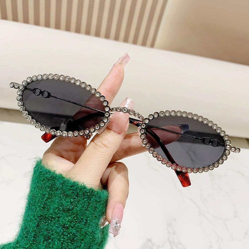 thumbnail image 1 of Gafas de sol retro con montura ovalada de diamantes, estilo elegante, de alta gama, con incrustaciones de diamantes y forma cóncava., 1 of 7